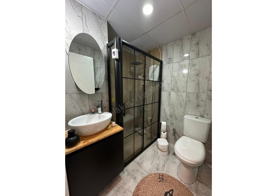 MEVLANA CADDESİNE 2 SOKAK MESAFEDE , İÇİ LÜKS KATTA 2+1