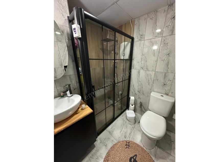 MEVLANA CADDESİNE 2 SOKAK MESAFEDE , İÇİ LÜKS KATTA 2+1
