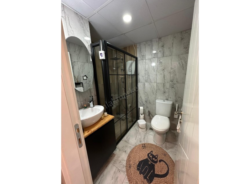 MEVLANA CADDESİNE 2 SOKAK MESAFEDE , İÇİ LÜKS KATTA 2+1