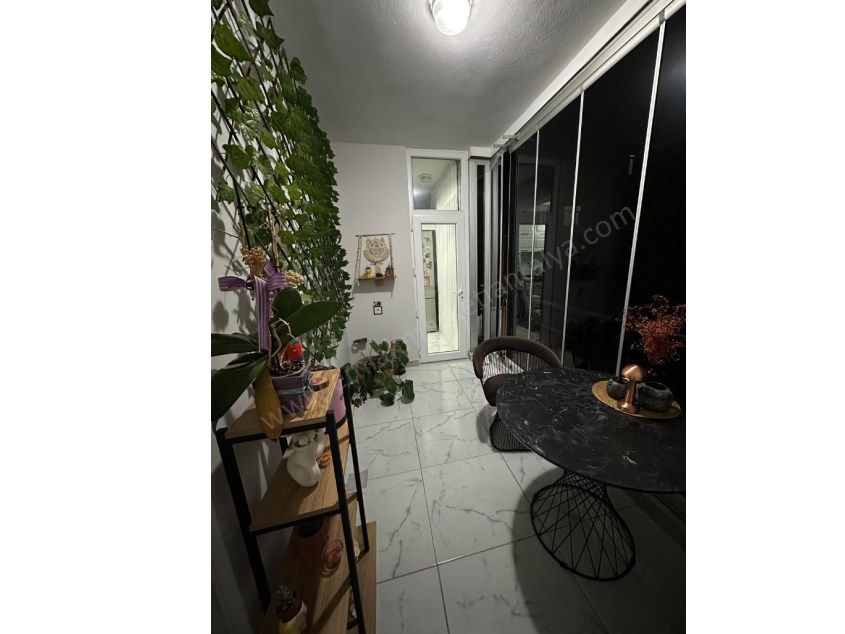 MEVLANA CADDESİNE 2 SOKAK MESAFEDE , İÇİ LÜKS KATTA 2+1