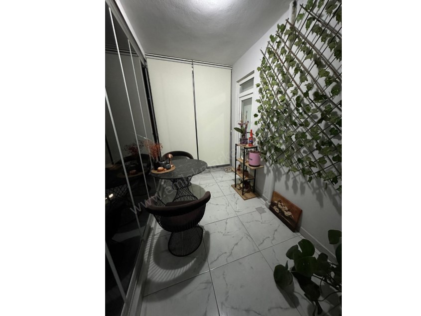 MEVLANA CADDESİNE 2 SOKAK MESAFEDE , İÇİ LÜKS KATTA 2+1