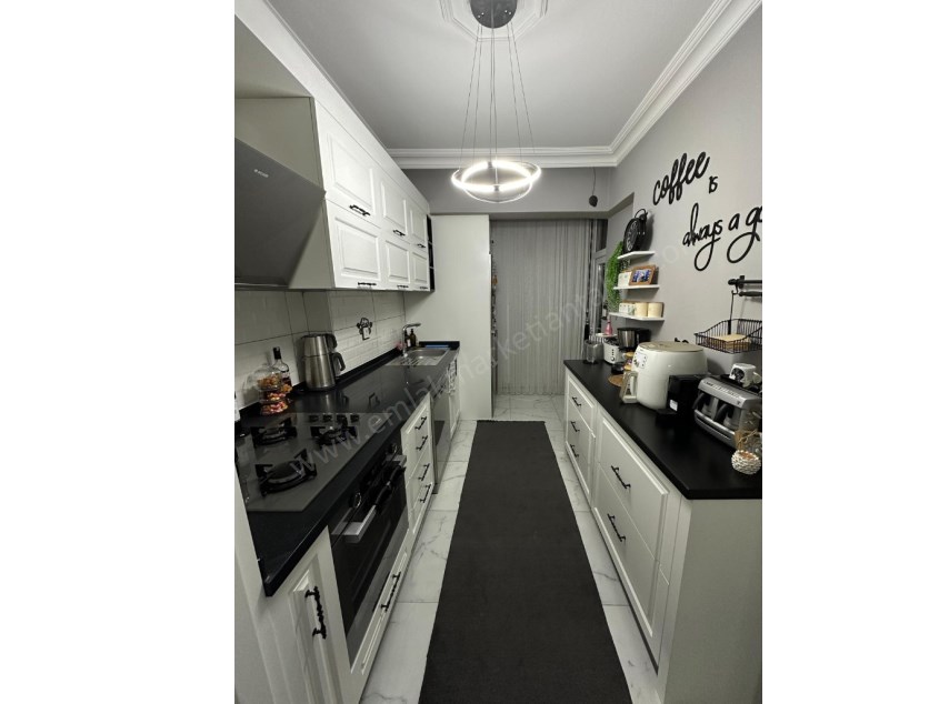 MEVLANA CADDESİNE 2 SOKAK MESAFEDE , İÇİ LÜKS KATTA 2+1