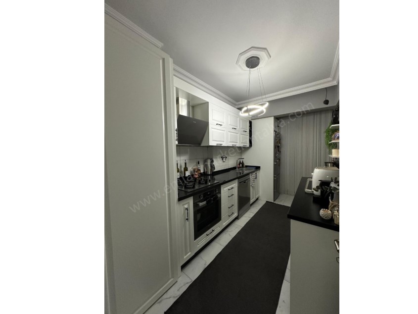 MEVLANA CADDESİNE 2 SOKAK MESAFEDE , İÇİ LÜKS KATTA 2+1