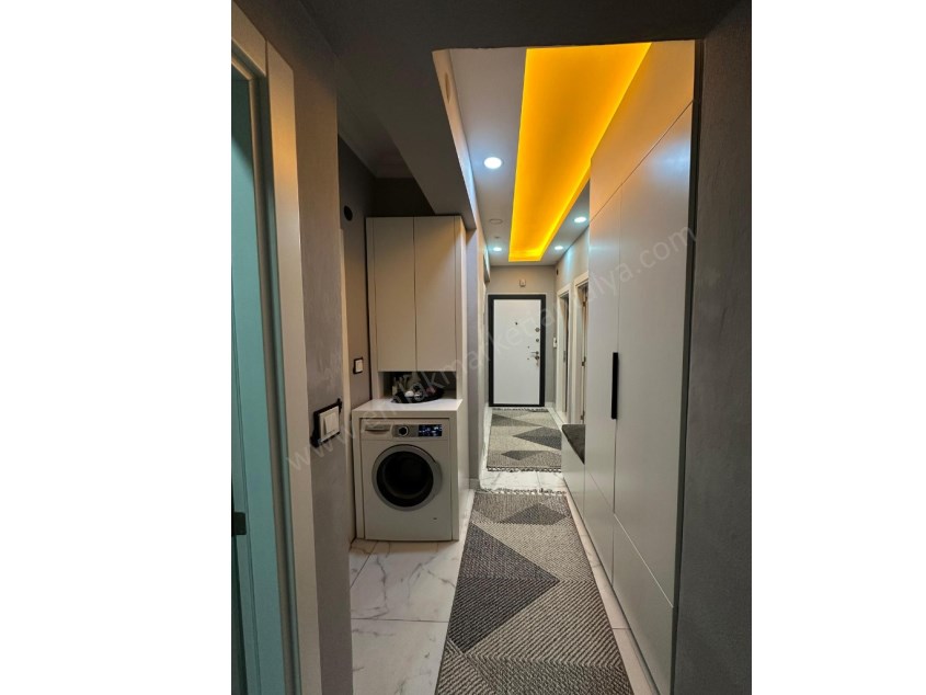 MEVLANA CADDESİNE 2 SOKAK MESAFEDE , İÇİ LÜKS KATTA 2+1