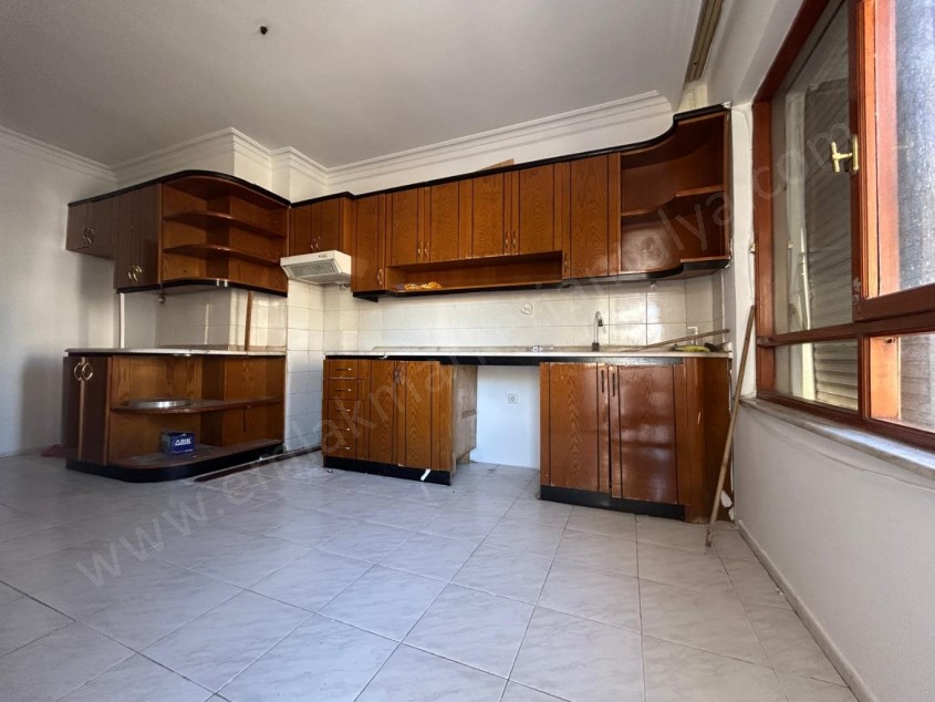 MUHTEŞEM LOKASYONDA CADDE ÜZERİ ARAKAT 3+1 DAİRE
