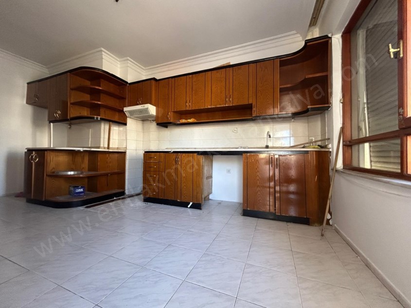 MUHTEŞEM LOKASYONDA CADDE ÜZERİ ARAKAT 3+1 DAİRE