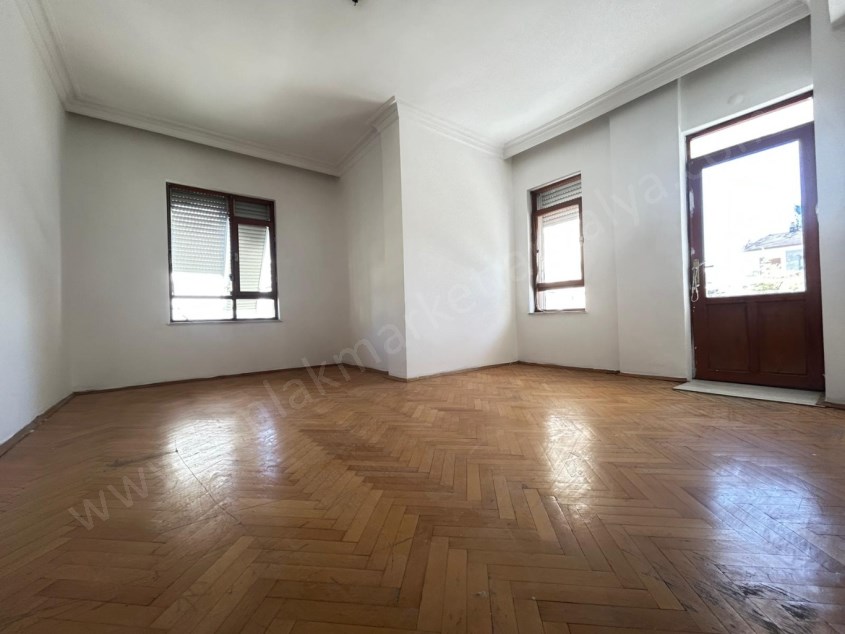MUHTEŞEM LOKASYONDA CADDE ÜZERİ ARAKAT 3+1 DAİRE
