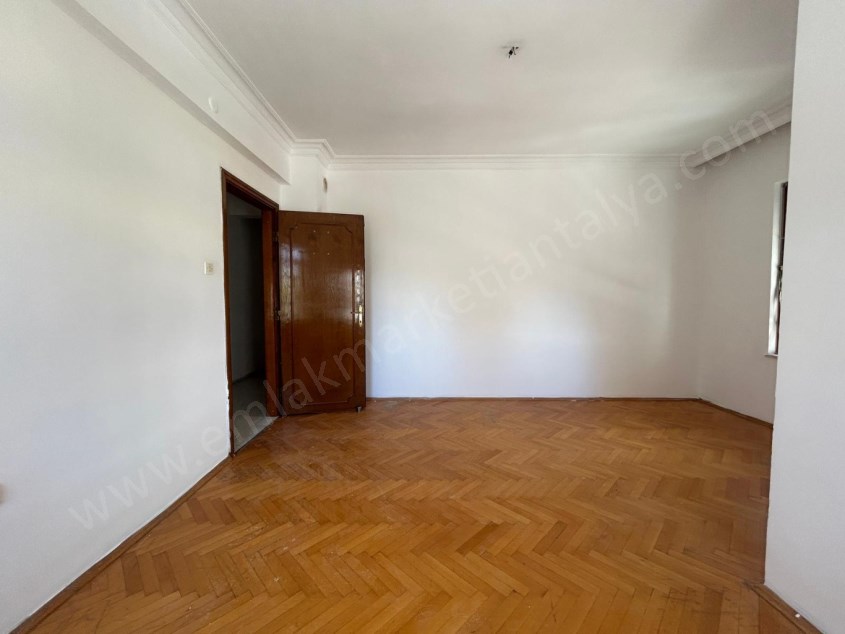 MUHTEŞEM LOKASYONDA CADDE ÜZERİ ARAKAT 3+1 DAİRE