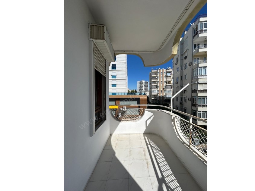 MUHTEŞEM LOKASYONDA CADDE ÜZERİ ARAKAT 3+1 DAİRE