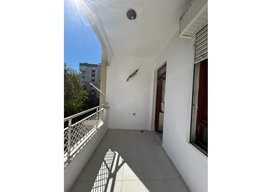 MUHTEŞEM LOKASYONDA CADDE ÜZERİ ARAKAT 3+1 DAİRE