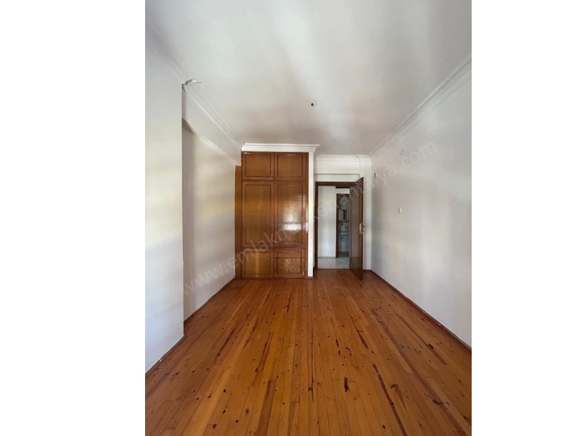 MUHTEŞEM LOKASYONDA CADDE ÜZERİ ARAKAT 3+1 DAİRE