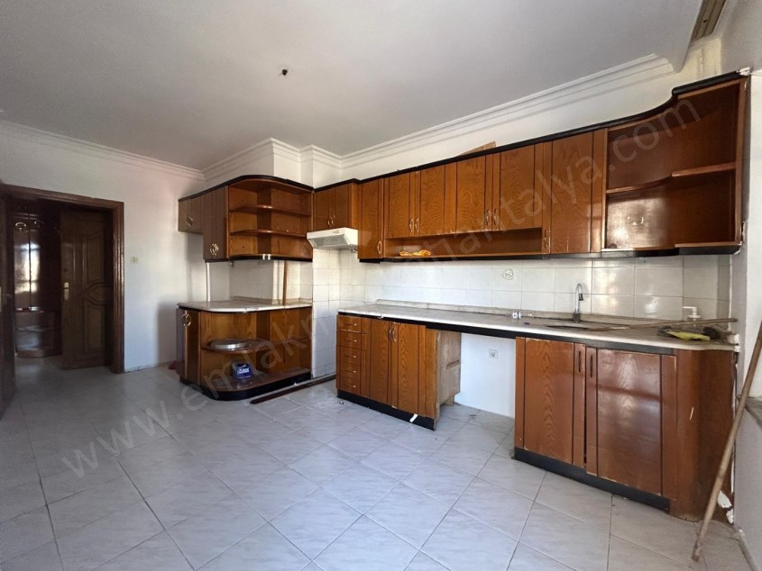 MUHTEŞEM LOKASYONDA CADDE ÜZERİ ARAKAT 3+1 DAİRE