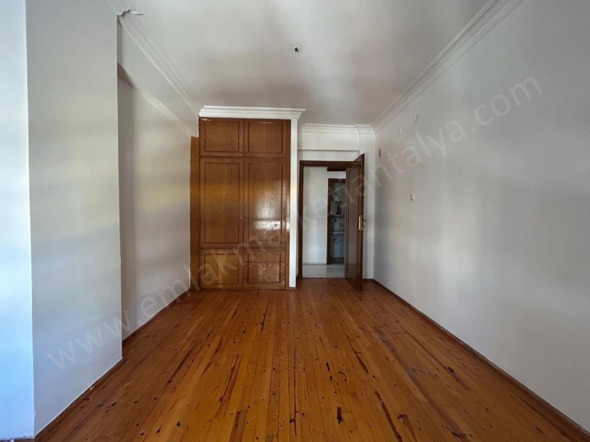 MUHTEŞEM LOKASYONDA CADDE ÜZERİ ARAKAT 3+1 DAİRE
