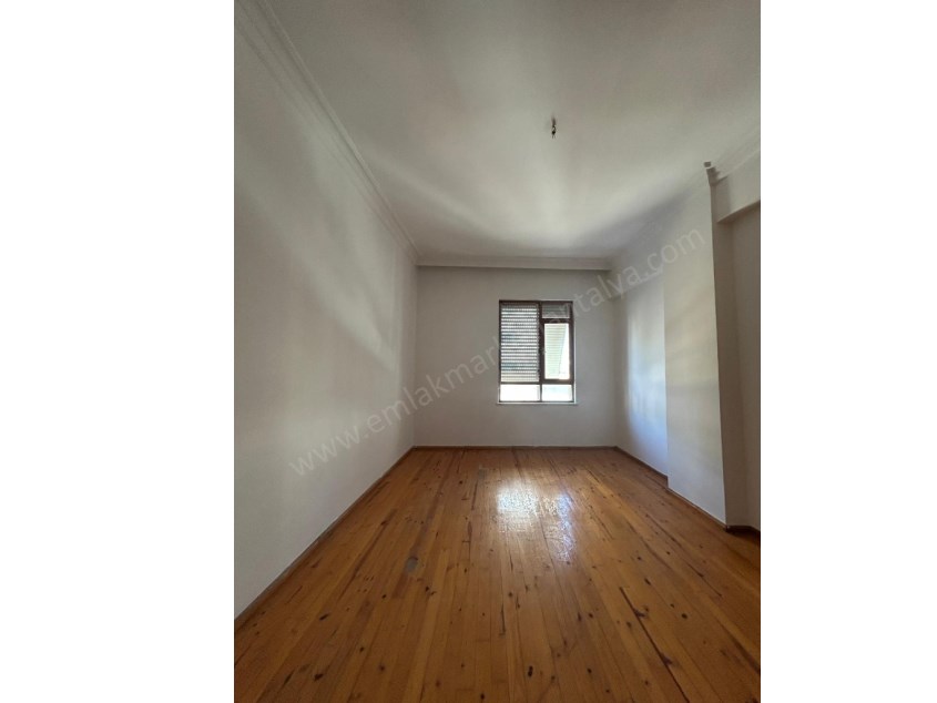 MUHTEŞEM LOKASYONDA CADDE ÜZERİ ARAKAT 3+1 DAİRE