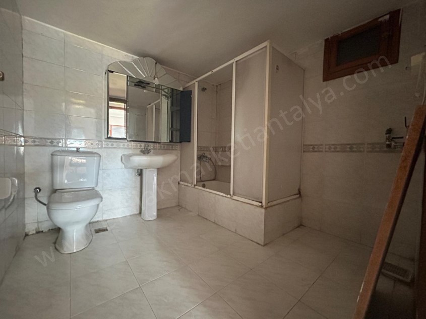 MUHTEŞEM LOKASYONDA CADDE ÜZERİ ARAKAT 3+1 DAİRE