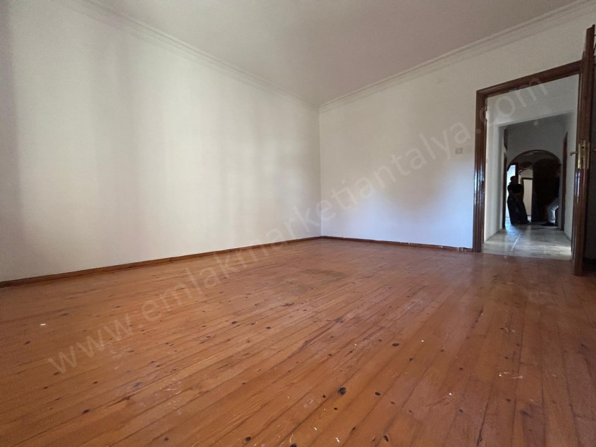 MUHTEŞEM LOKASYONDA CADDE ÜZERİ ARAKAT 3+1 DAİRE