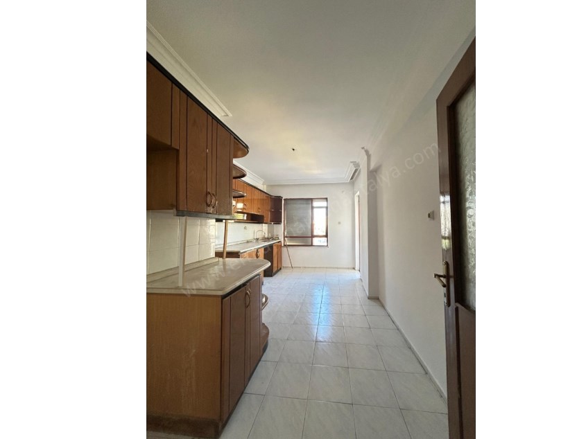 MUHTEŞEM LOKASYONDA CADDE ÜZERİ ARAKAT 3+1 DAİRE