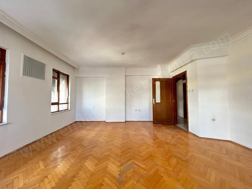 MUHTEŞEM LOKASYONDA CADDE ÜZERİ ARAKAT 3+1 DAİRE