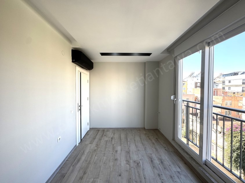 YENİGÜNDE MEVLANA CADDESİ YAKINI LÜKS 1+1 ARAKAT DAİRE