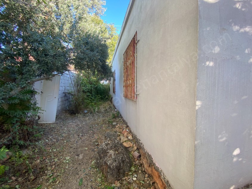 BARAJ MAHALLESİNDE 228 M² ARSA İÇERİSİNDE MÜSTAKİL EV