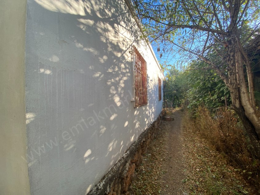 BARAJ MAHALLESİNDE 228 M² ARSA İÇERİSİNDE MÜSTAKİL EV