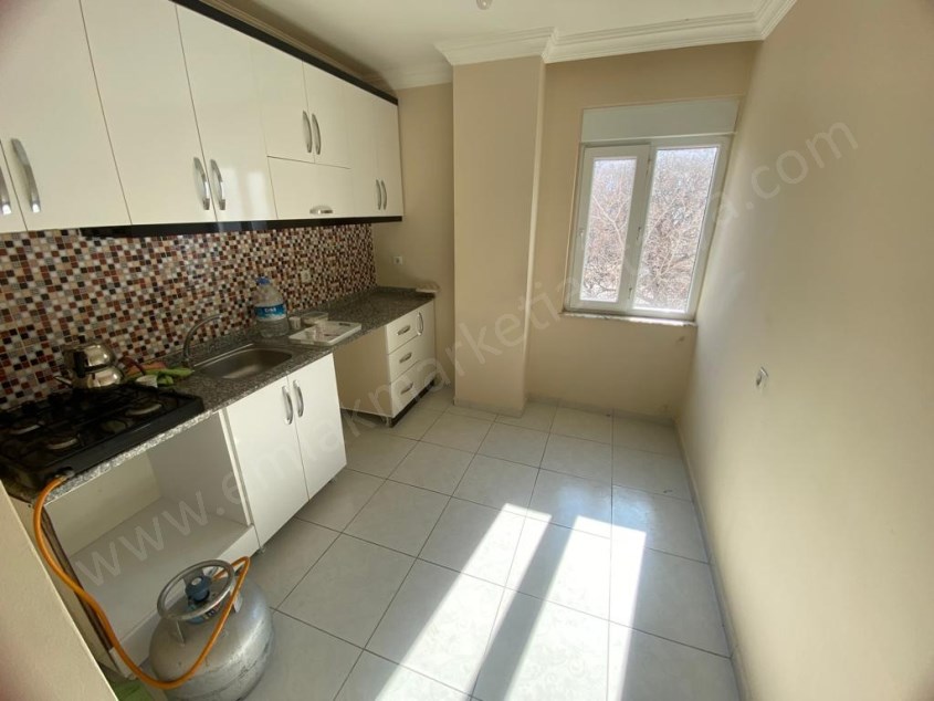 MEVLANA CADDESİ YAKINI 2+1 ARAKAT AYRI MUTFAKLI KİRALIK DAİRE