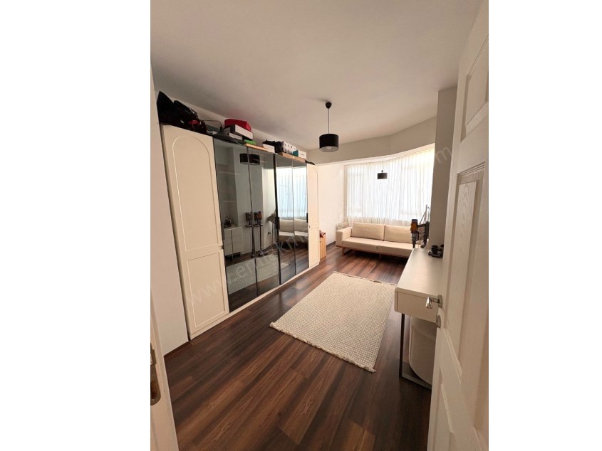 ŞEHRİN KALBİNDE 3+1 GENİŞLİĞİNDE İÇİ FULL YAPILI KATTA 2+1 DAİRE 