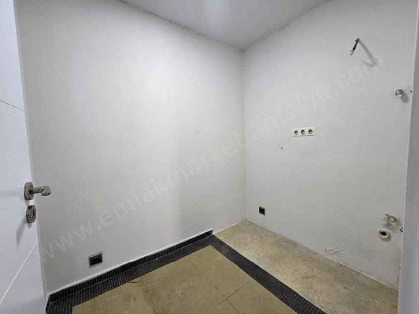 FENER DE LAURA AVM MEDİCAL HOSPİTAL YAKINI GENİŞ MASRAFSIZ 2+1