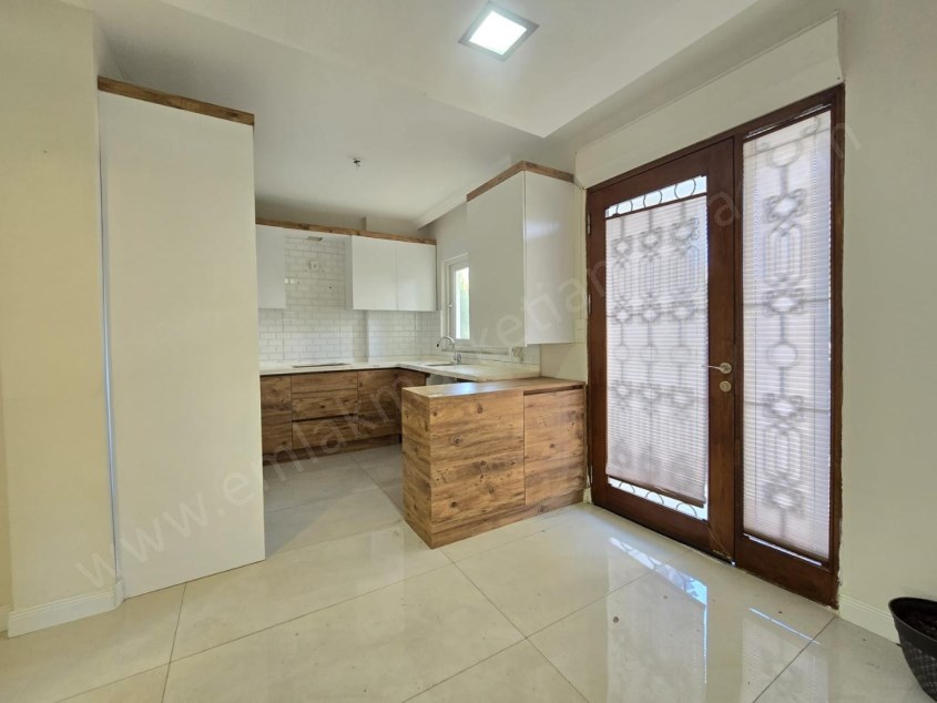 FENER DE LAURA AVM MEDİCAL HOSPİTAL YAKINI GENİŞ MASRAFSIZ 2+1