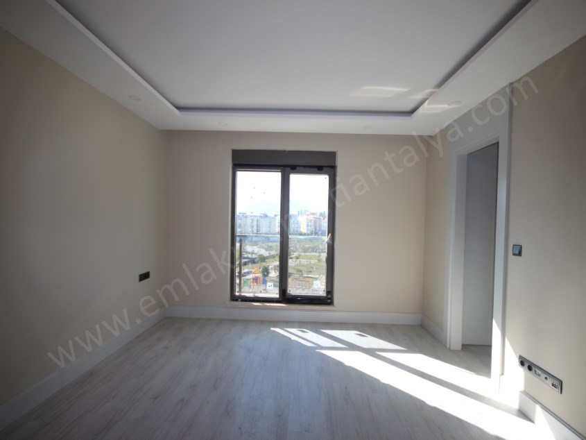 KONYAALTI KONAKLAR BÖLGESİNDE ULTRA LÜKS SİTEDE 7+1