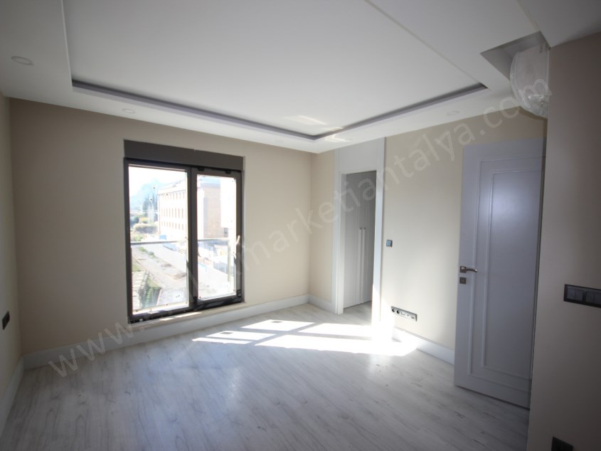 KONYAALTI KONAKLAR BÖLGESİNDE ULTRA LÜKS SİTEDE 7+1