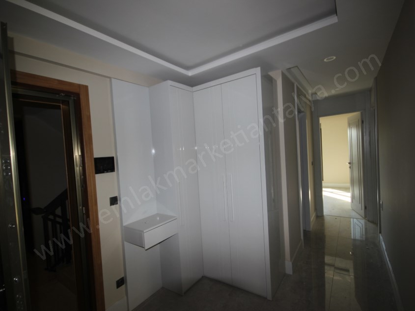 KONYAALTI KONAKLAR BÖLGESİNDE ULTRA LÜKS SİTEDE 7+1