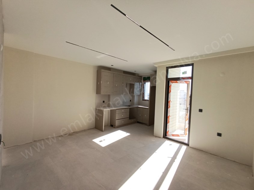 TRAMVAYIN DİBİNDE , ARAKATTA , LÜKS , SIFIR SATILIK DAİRE 