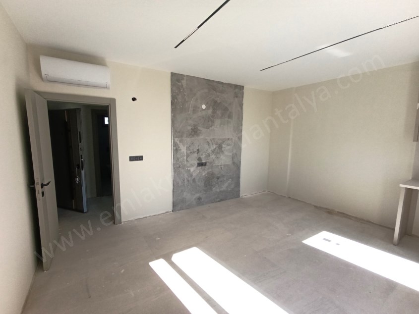 TRAMVAYIN DİBİNDE , ARAKATTA , LÜKS , SIFIR SATILIK DAİRE 