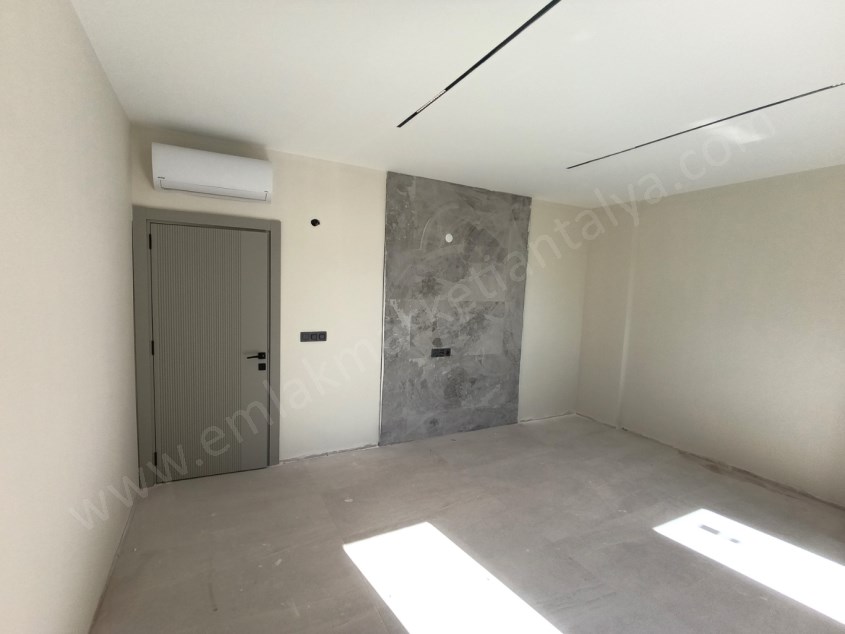 TRAMVAYIN DİBİNDE , ARAKATTA , LÜKS , SIFIR SATILIK DAİRE 