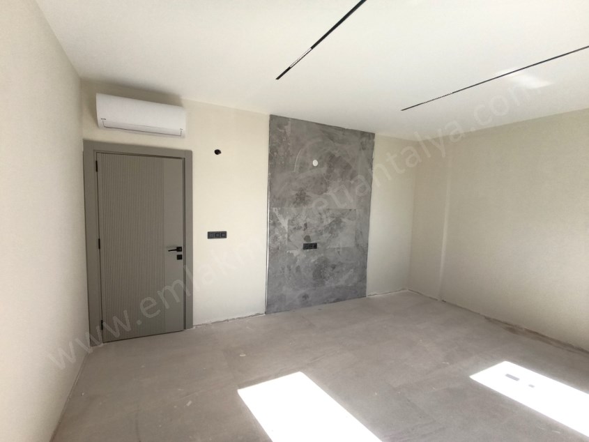 TRAMVAYIN DİBİNDE , ARAKATTA , LÜKS , SIFIR SATILIK DAİRE 