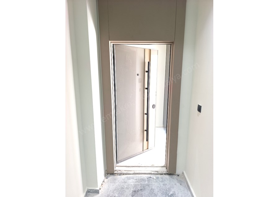 TRAMVAYIN DİBİNDE , ARAKATTA , LÜKS , SIFIR SATILIK DAİRE 