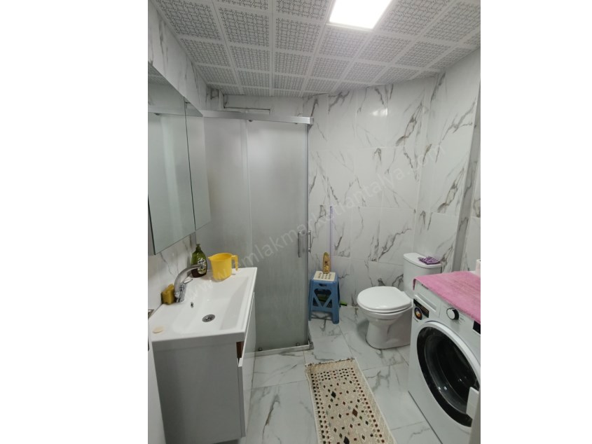  KONUKSEVERDE , İÇİ YENİLENMİŞ , HER YERE YAKIN 3+1 SATILIK DAİRE