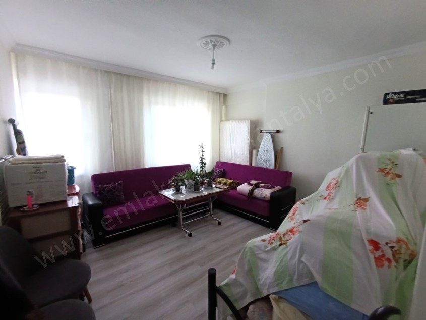  KONUKSEVERDE , İÇİ YENİLENMİŞ , HER YERE YAKIN 3+1 SATILIK DAİRE