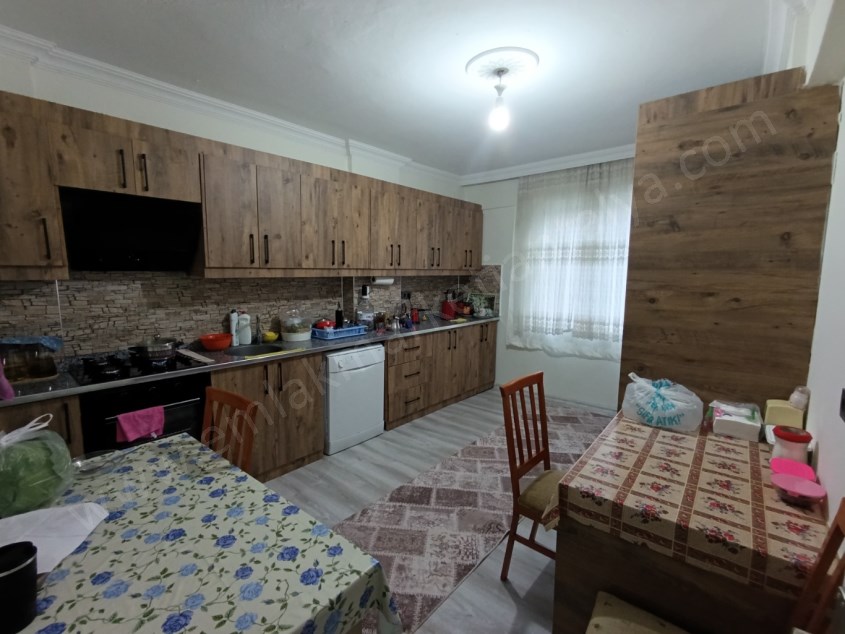  KONUKSEVERDE , İÇİ YENİLENMİŞ , HER YERE YAKIN 3+1 SATILIK DAİRE