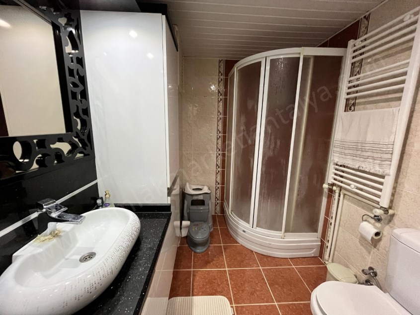 ONUR SİTESİNDE ,  ARAKAT D.GAZLI EBV. BANYOLU 170 M² 3+1