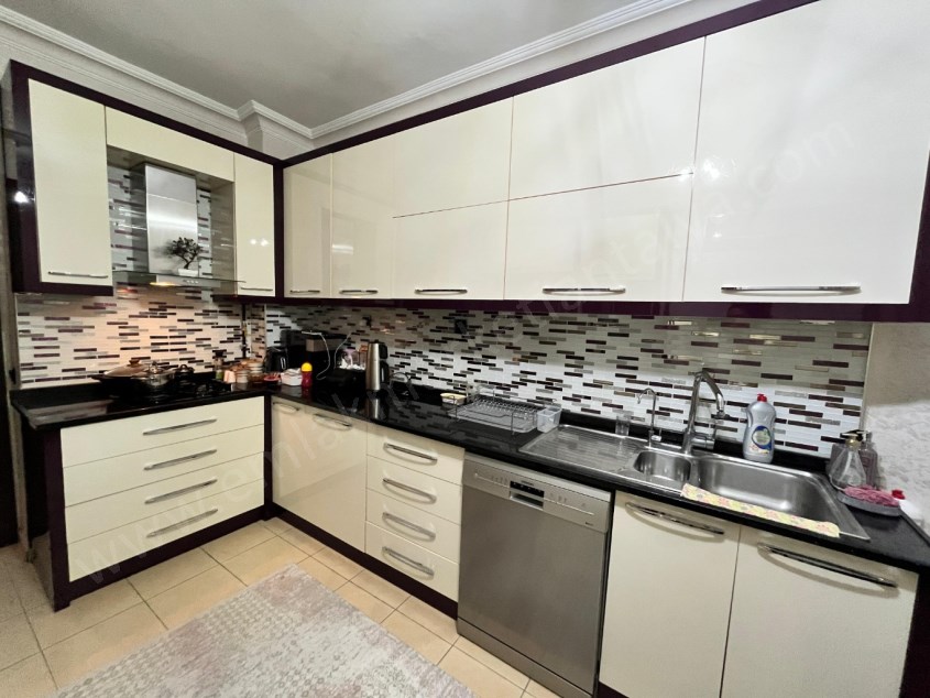 ONUR SİTESİNDE ,  ARAKAT D.GAZLI EBV. BANYOLU 170 M² 3+1