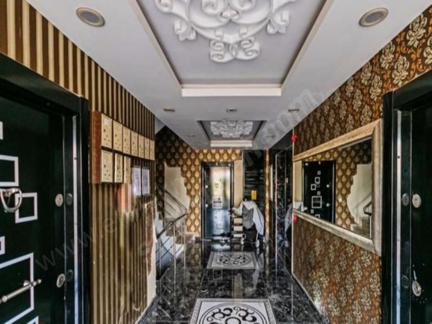 HABİBLERDE TRAMVAY YAKINI SİTE İÇERİSİNDE HAVUZLU 2+1 ARAKAT 