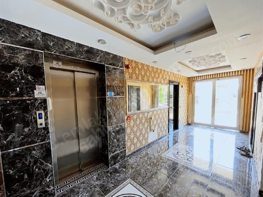 HABİBLERDE TRAMVAY YAKINI SİTE İÇERİSİNDE HAVUZLU 2+1 ARAKAT 