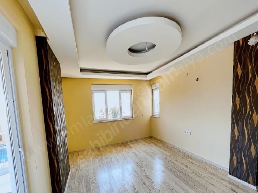 HABİBLERDE TRAMVAY YAKINI SİTE İÇERİSİNDE HAVUZLU 2+1 ARAKAT 