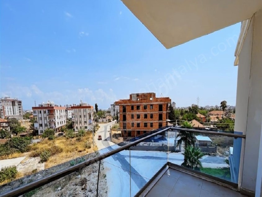 HABİBLERDE TRAMVAY YAKINI SİTE İÇERİSİNDE HAVUZLU 2+1 ARAKAT 