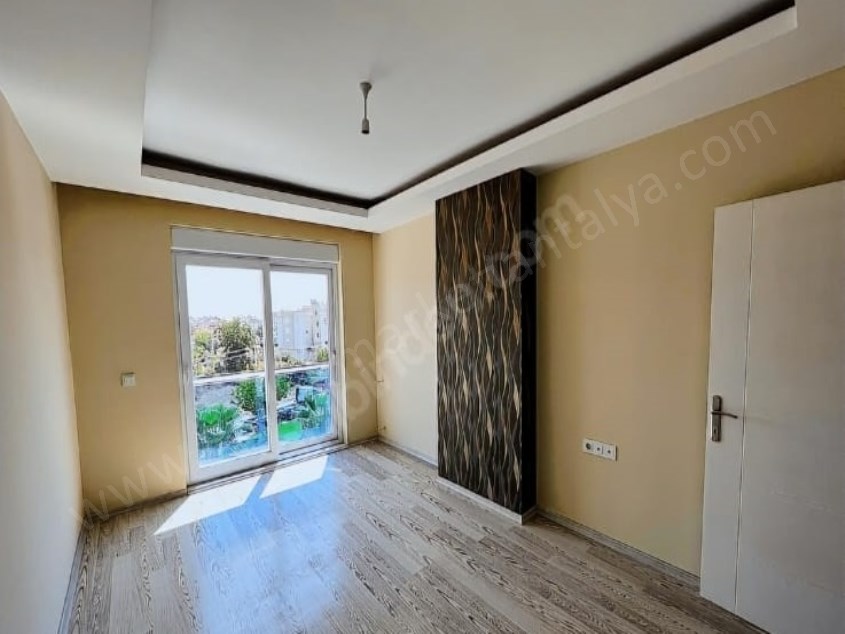 HABİBLERDE TRAMVAY YAKINI SİTE İÇERİSİNDE HAVUZLU 2+1 ARAKAT 