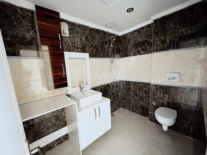 HABİBLERDE TRAMVAY YAKINI SİTE İÇERİSİNDE HAVUZLU 2+1 ARAKAT 