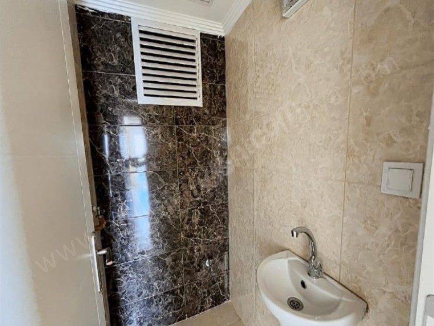 HABİBLERDE TRAMVAY YAKINI SİTE İÇERİSİNDE HAVUZLU 2+1 ARAKAT 