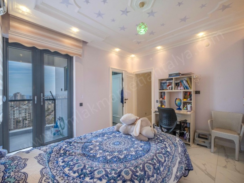 LARADA HAVUZLU SİTE İÇİ YAPILI GENİŞ DUBLEKS 